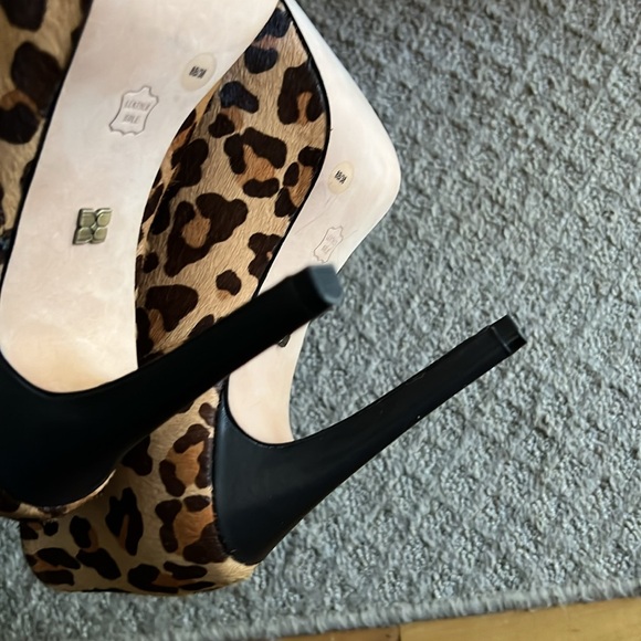 BCBG leopard print heel shoes - Picture 5 of 7